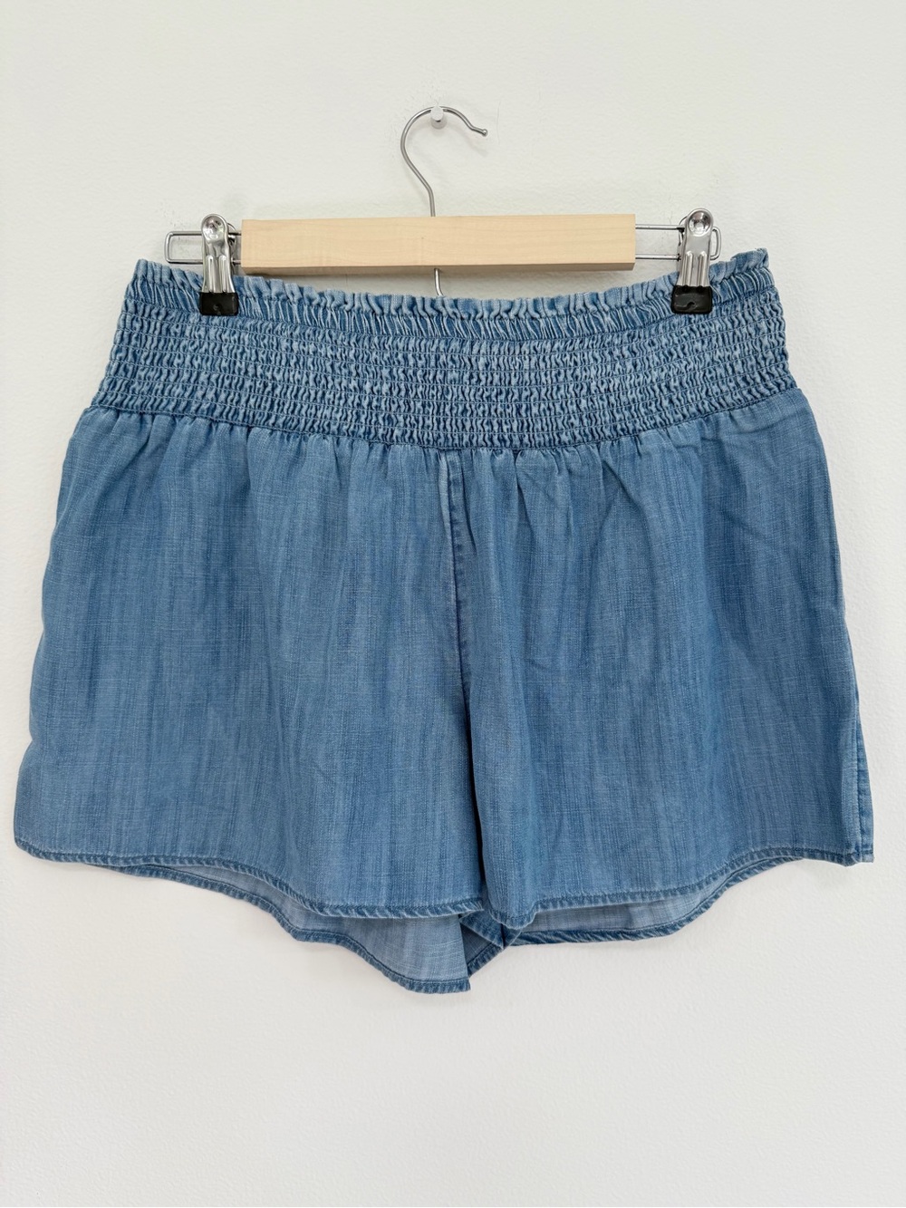 Vineyard Vines Chambray Smocked-Waist Shorts Blue